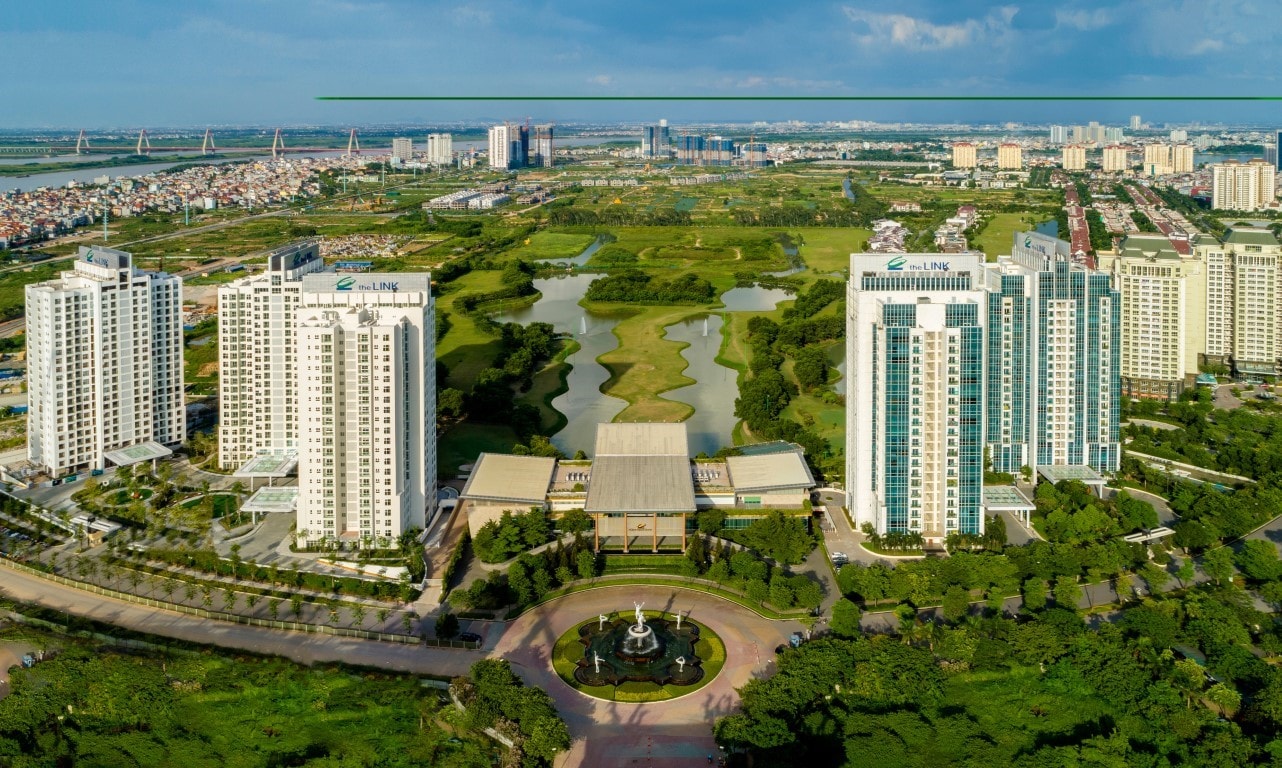 Lối đi yên tĩnh giữa cảnh quan xanh